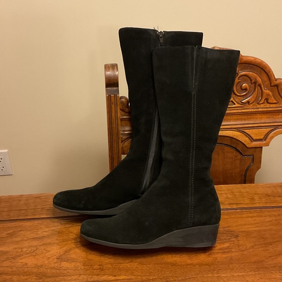 La CANADIENNE Elegant Black Suede Wedge Boots - Picture 2 of 3